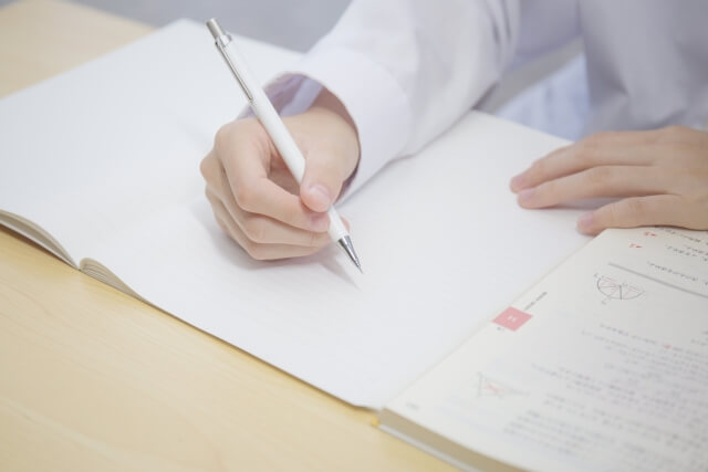 資格の勉強をする女性