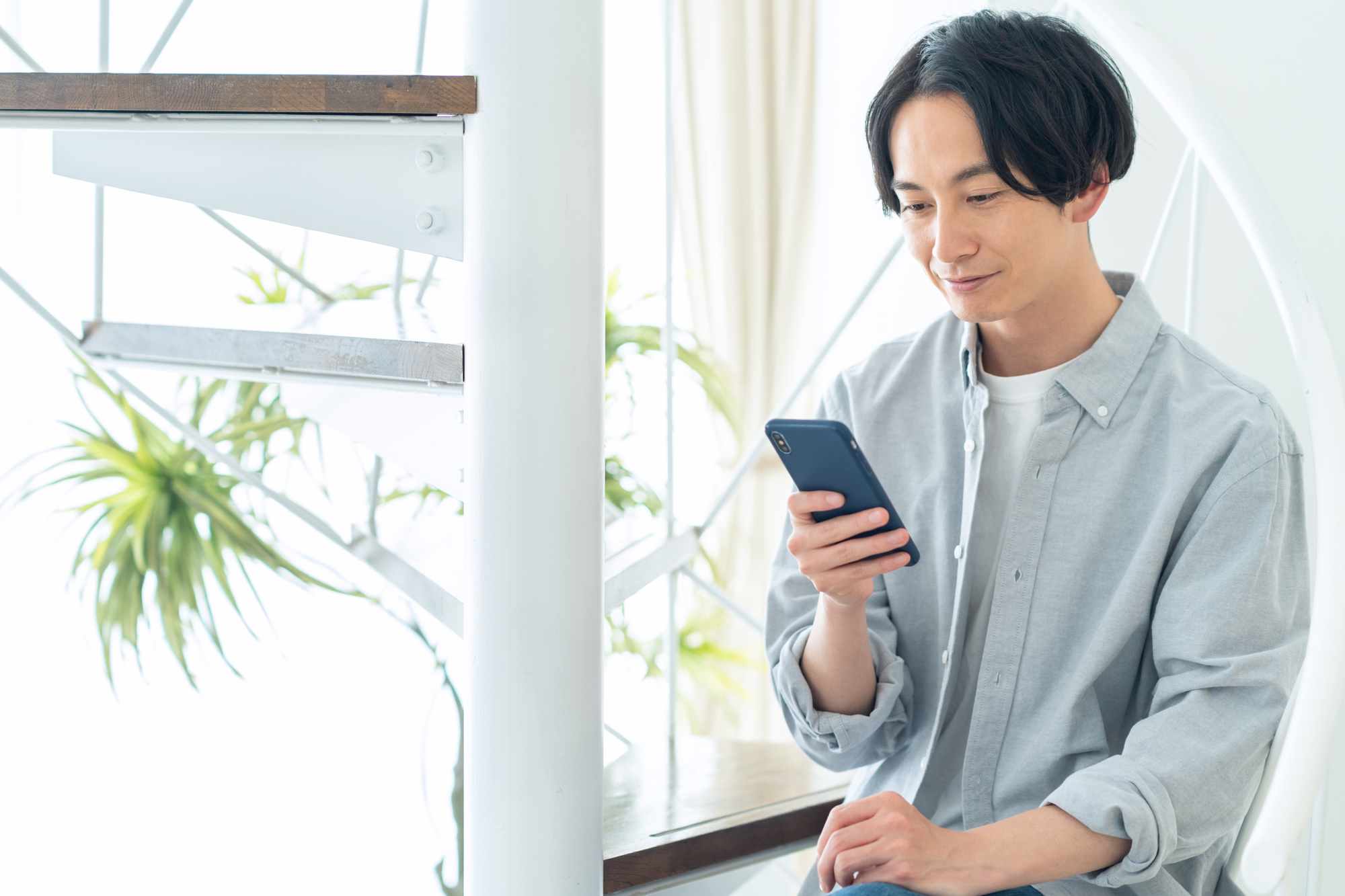 スマートフォンを見る男性