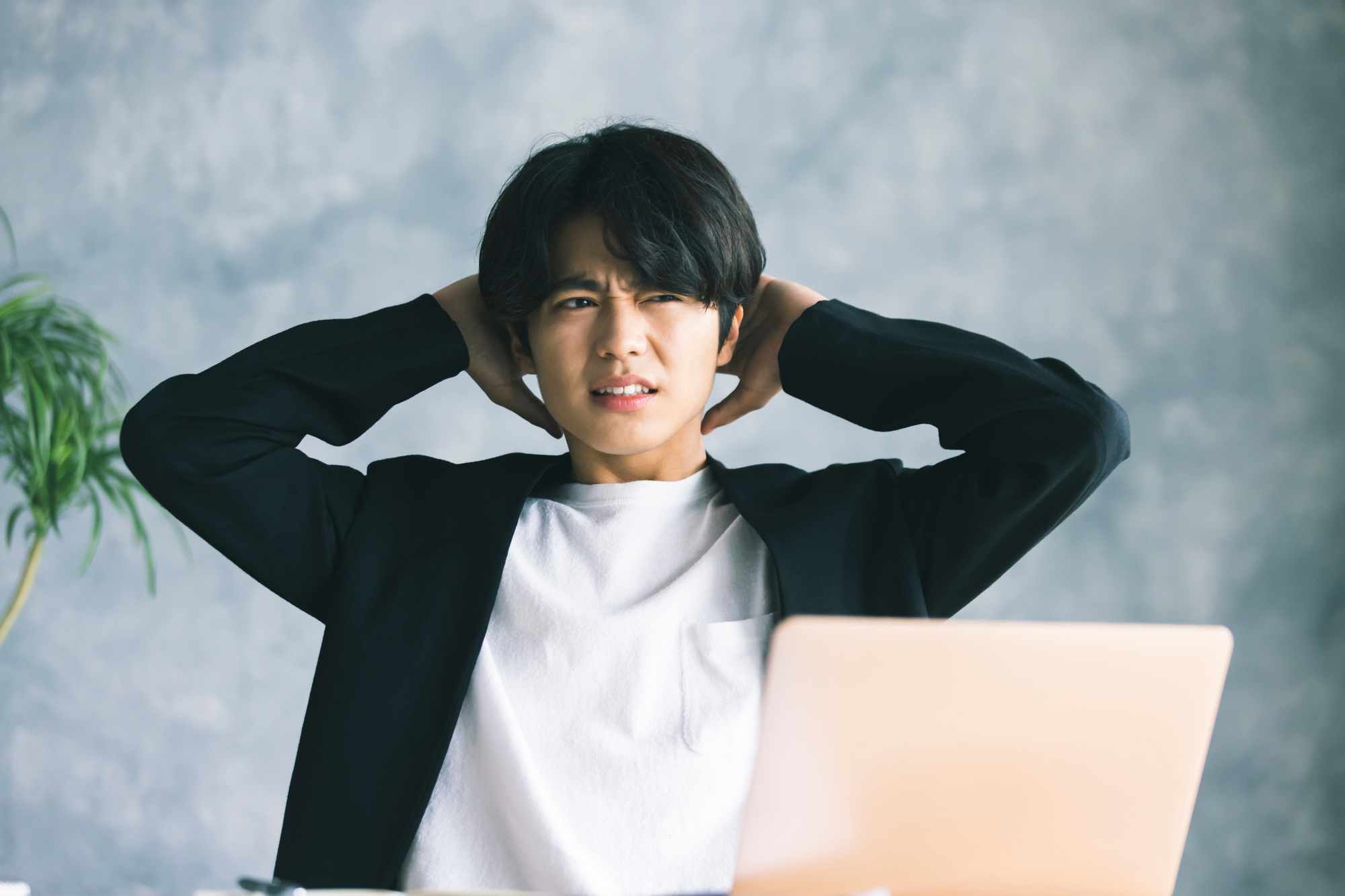 悩んでいる男性