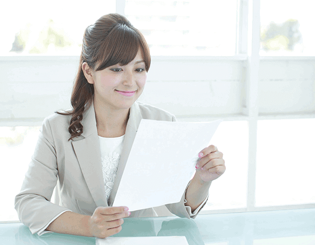 職務経歴書に目を通す女性