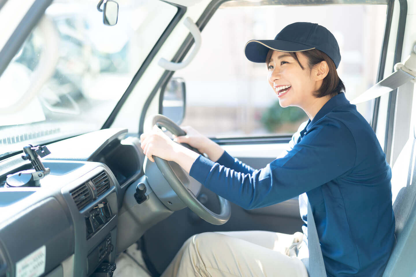 営業用トラック運転者の女性のイメージ画像