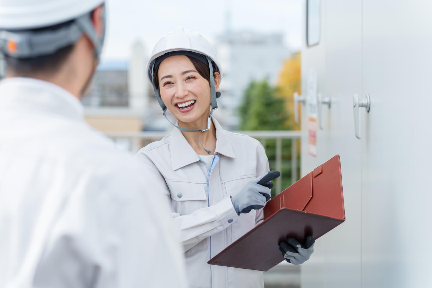 女性電気工事従事者のイメージ画像