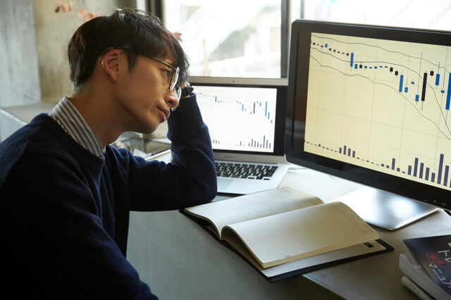 悩むフリーランスエンジニアのイメージ