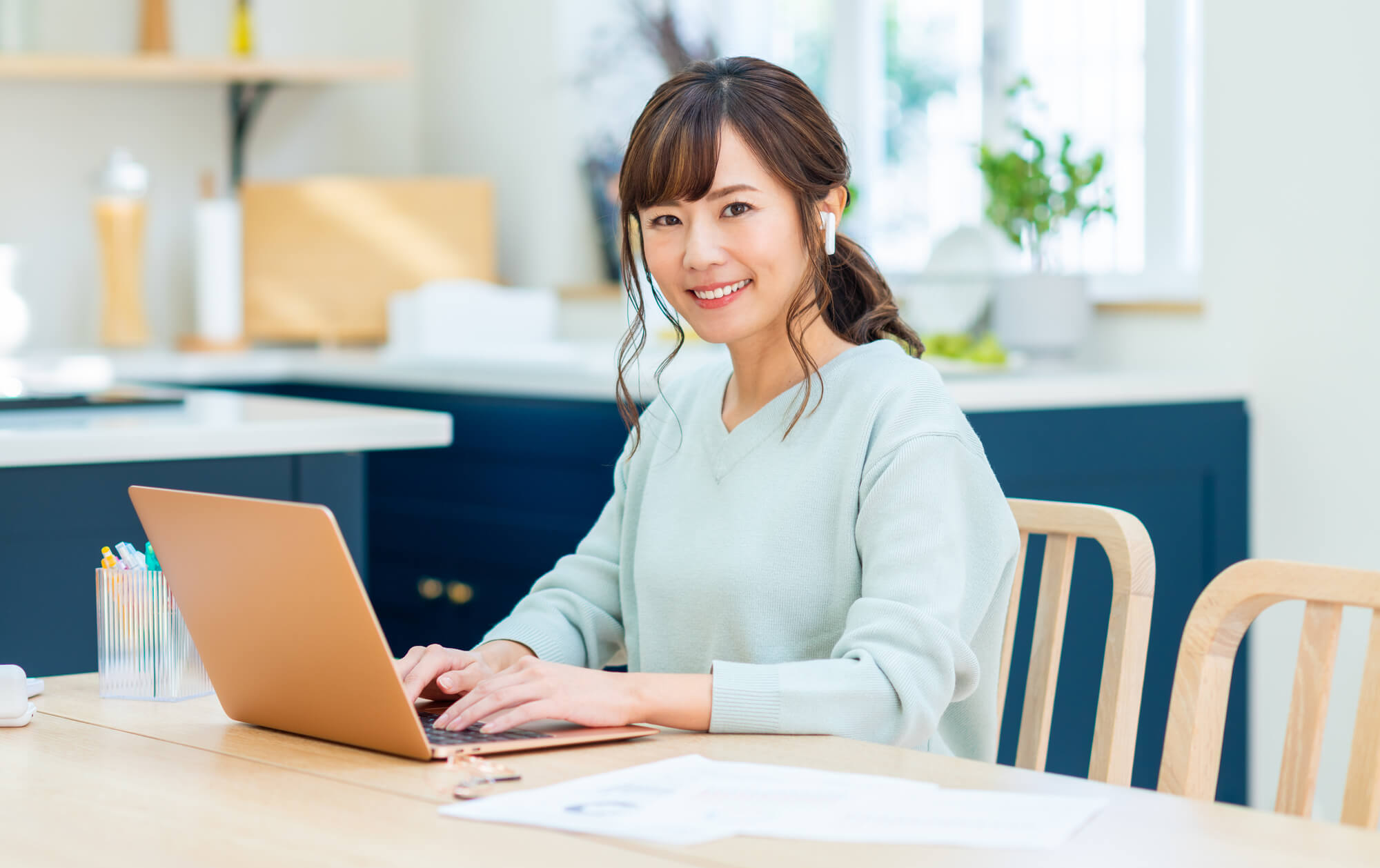 テレワーク中の女性